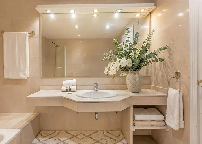 Vacation I Puerto Banus Apt, 24-7 Security, A Minute From The Marina, The Sea And Luxury Shopping *