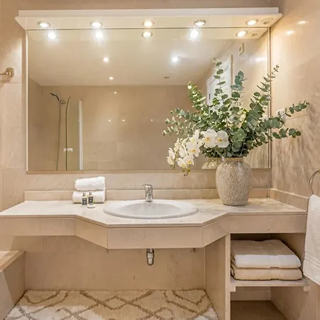 Vacation I Puerto Banus Apt, 24-7 Security, A Minute From The Marina, The Sea And Luxury Shopping *